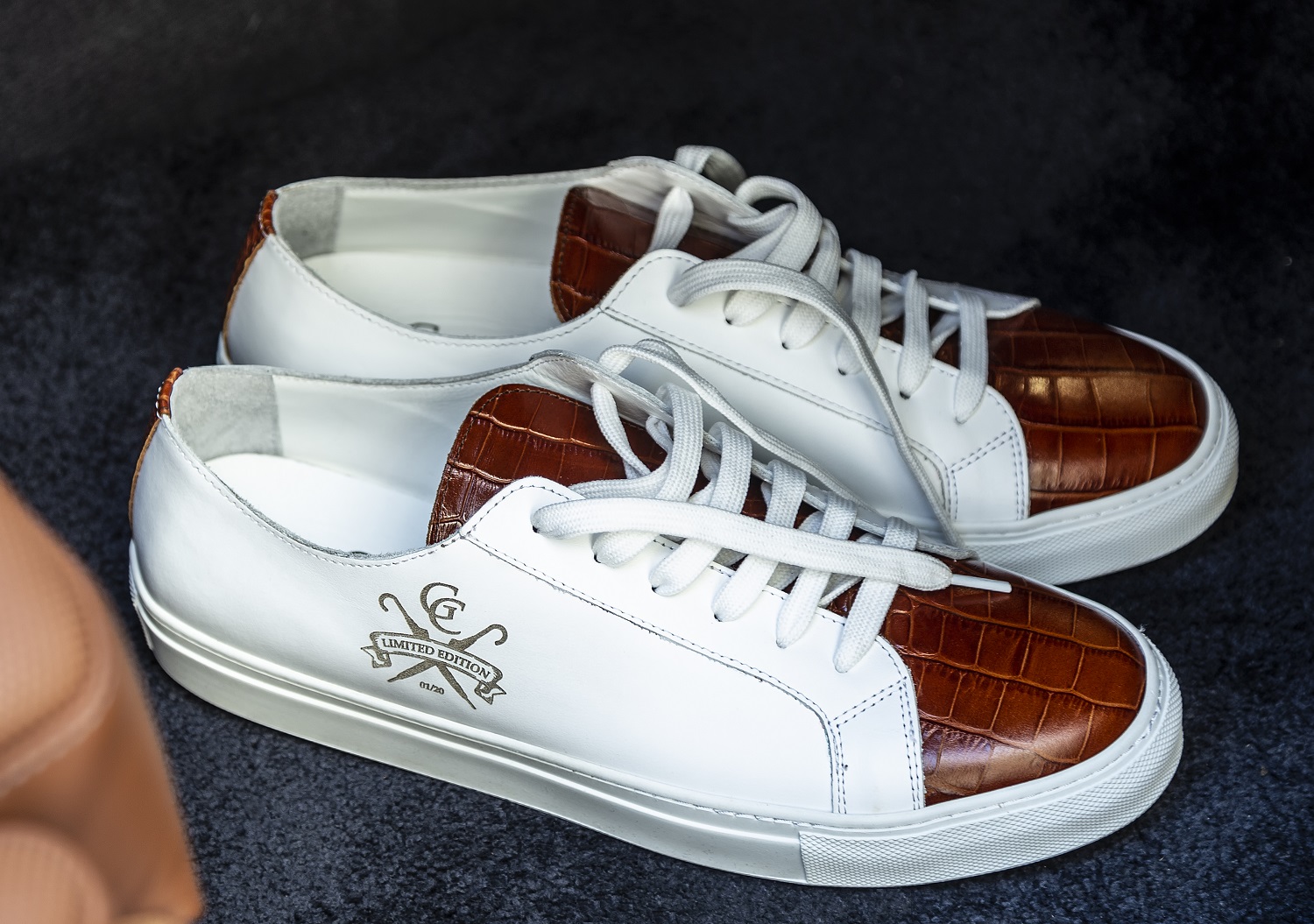 Sneakers Limited Edition Gentlemen`s Corner - White & Croco Cognac - Dark Mode